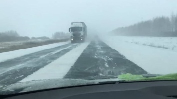 Снегопад. В Саратовской области вновь закрыли трассу на Казахстан