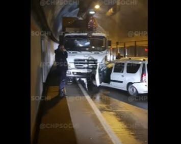 Массовое ДТП в Сочи заблокировало тоннель на Красную Поляну