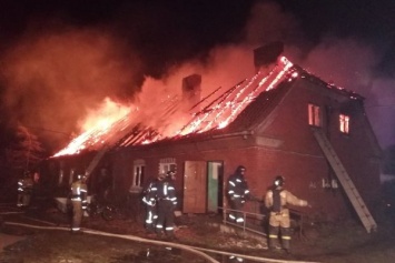 Под Полесском сгорела крыша многоквартирного дома, есть пострадавшие (фото)