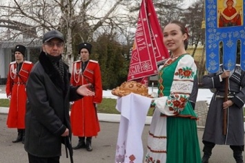 Виктора Захарченко встретили в аэропорту Краснодара хлебом-солью