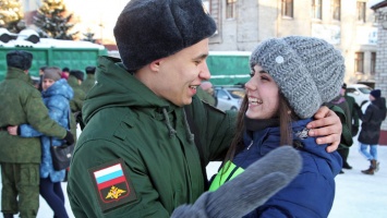 15 новобранцев из Алтайского края проводили на службу в Президентский полк России