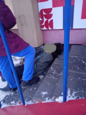 Пожилой мужчина скончался на лестнице у магазина в Ленинске-Кузнецком