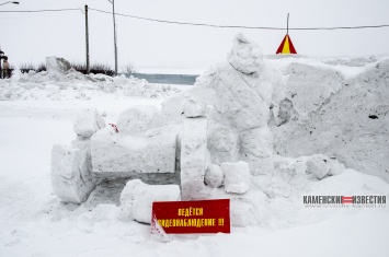На Алтае вандалы разломали фигуру в снежном городке и украли гирлянды