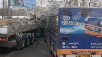 Маршрутный автобус и грузовик столкнулись в Барнауле