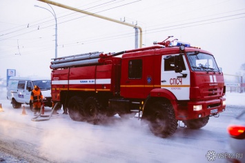 19 человек тушили пожар в частном секторе Кемерова