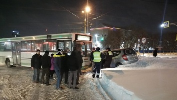 Ребенок и женщина пострадали в ДТП с автобусом в Барнауле