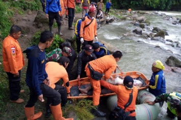 Падение автобуса в ущелье унесло жизни 24 человек в Индонезии