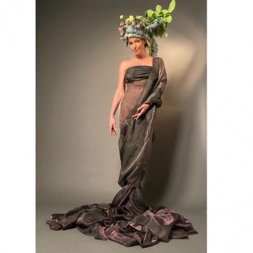 "Дуб дерево": Волочкова появилась на публике в экстравагантном наряде