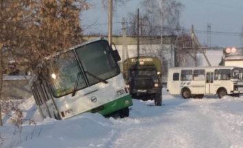 Барнаульский ФАП остался без света и тепла после неудачной попытки «умельцев» вытащить автобус из сугроба