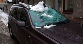 Калужанин получил компенсацию в 1,3 млн рублей за падение ледяной глыбы на машину