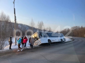 Автобус с пассажирами упал в кювет под Новокузнецком