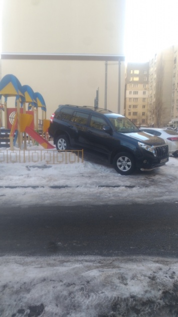 Саратовец припарковал "Лэнд Крузер" на детской площадке