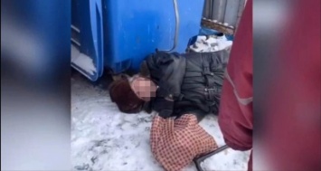 Соцсети: жители кузбасского города обнаружили труп у мусорных баков