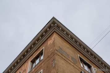 Двухлетний мальчик выпал из окна многоэтажного дома в Барнауле