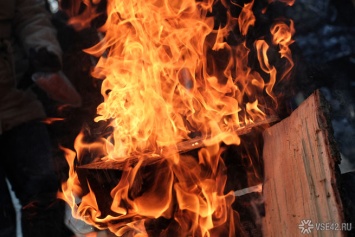 Почти 20 человек тушили пожар в частном доме ранним утром в Прокопьевске