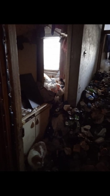 В Балакове бывшая учительница собрала в квартире несколько тонн мусора