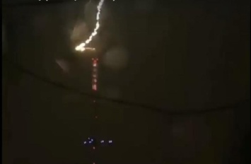 В Калининграде в телевышку ударила молния (видео)