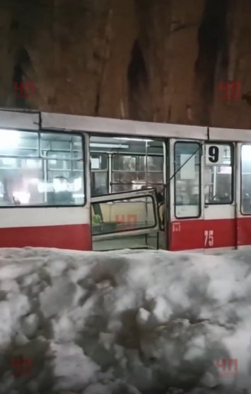 В Саратове у трамвая вырвало дверь. Мэрия винит "температурные качели"