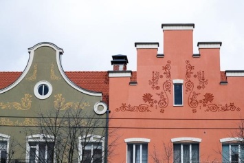 Ветер оторвал фасадный декор от отремонтированного дома на Ленинском проспекте (видео)
