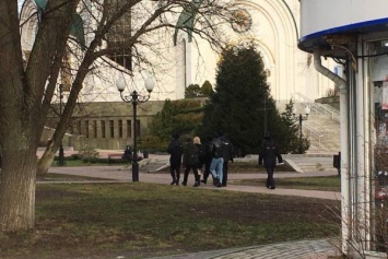 В центр Калининграда стянули полицию, людей с плакатами задерживают (фото)