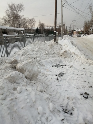 Оказавшиеся по уши в снегу барнаульцы снова жалуются на «невнятную» уборку города после метели