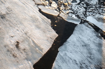 Два КамАЗа с людьми провалились под лед в Якутии