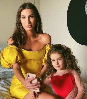 Кети Топурия в мини-платье лимонного цвета устроила фотосессию с дочерью