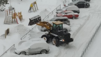 Дворы Барнаула чистят от снега, но мешают припаркованные машины