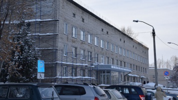 Соседство робы и халата: в Заринске ведут ремонт центральной городской поликлиники