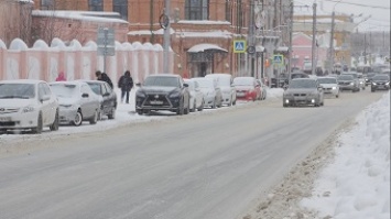 «Труда положили много»: власти Барнаула пообещали откопать город от снега в течение недели