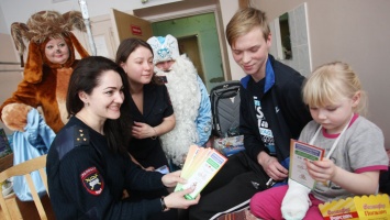 Дед Мороз поздравил с Новым годом маленьких пациентов отделения травматологии в Барнауле