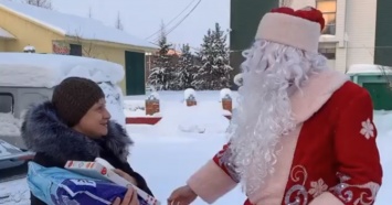 Мэр Ямала в костюме Деда Мороза бесплатно подвозил жителей и дарил им подарки