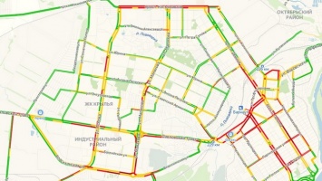 Стоим по-новогоднему: пробки парализовали движение в Барнауле