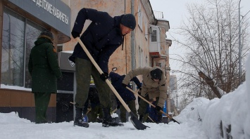 Мэрия Барнаула получила подкрепление от студентов-волонтеров в войне со снегом