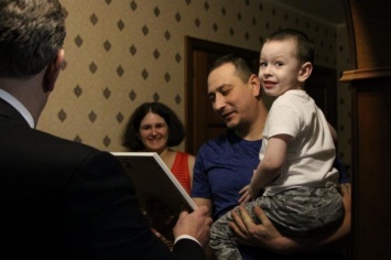 Семья из Нижневартовска в преддверии Нового года получила подарок от полпреда Николая Цуканова