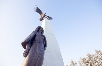 Бронзовая скульптура заменила мемориальный камень в парке Осинников