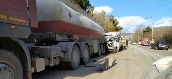 На трассе Симферополь-Ялта микроавтобус врезался в грузовик