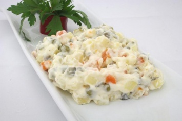 Врач Надежда Фомина призвала заменить картошку и колбасу в салате "Оливье"