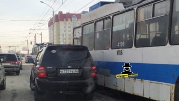 Троллейбус столкнулся с иномаркой в Барнауле