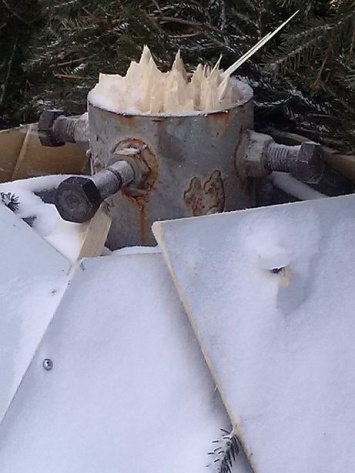 Новогодняя елка рухнула на детскую горку в Омске