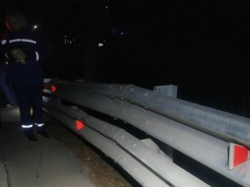 На крымской трассе от удара авто мужчину отбросило на крутой склон: пострадавший погиб