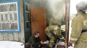 Алтайские пожарные спасли из горящего дома мужчину