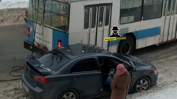 Троллейбус протаранил иномарку на проспекте Ленина в Барнауле