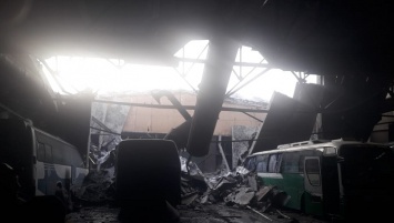 В Барнауле обрушившаяся кровля автобазы раздавила четыре автобуса