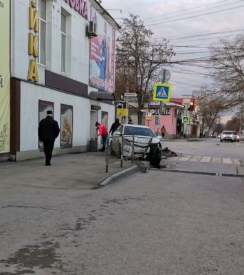 В центре Симферополя легковушка снесла забор, заехав на тротуар