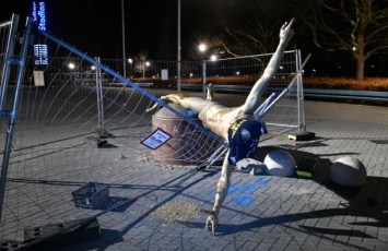 В Швеции завалили статую Ибрагимовича