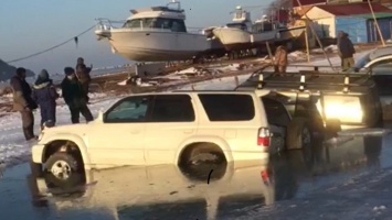 Во Владивостоке провались под лед более 20 автомобилей