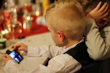 Ученые рассказали об опасности смартфонов для детей