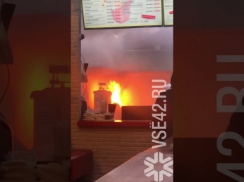 Очевидцы поделились кадрами с места пожара в кемеровской бургерной