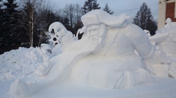 На Сибирском фестивале скульптур победили «Дед и внук»